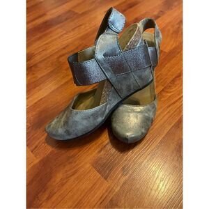 Pierre Dumas Metallic Silver wedges. Size 7.